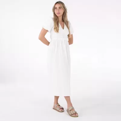 Vestido branco longo com mangas curtas e sandálias douradas