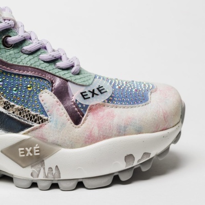 Sapatilha multicolorida com strass e etiquetas EXÉ