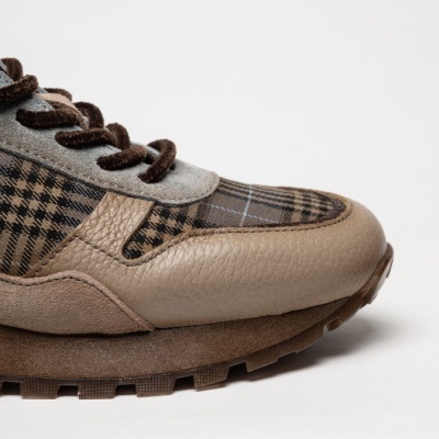 Sapatilha desportiva castanha com padrão tartan e detalhes em couro e camurça