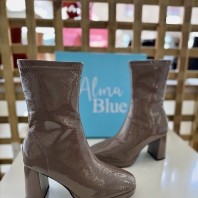 Botas de salto alto castanho claro com caixa Alma Blue ao fundo
