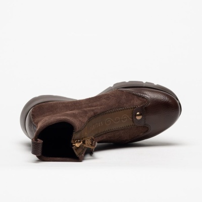 Bota castanha em camurça e couro com fecho de correr lateral dourado
