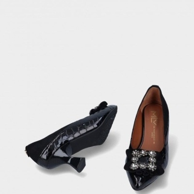 Sapatos de salto médio em verniz preto com fivela de brilhos