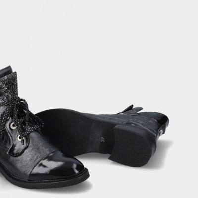 Par de botins pretos em pele com verniz e tecido texturizado.