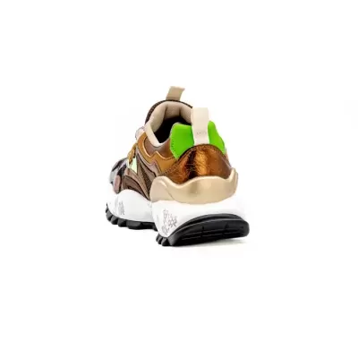 Tênis desportivo castanho, dourado e verde com sola branca e preta