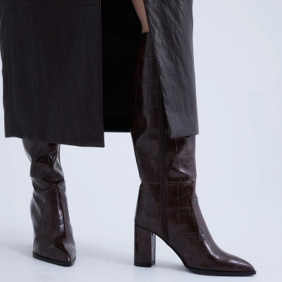 Botas de cano alto castanhas com padrão croco e salto quadrado
