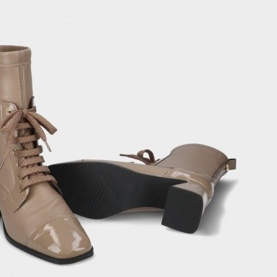 Botas bege de pele verniz com atacadores e salto quadrado