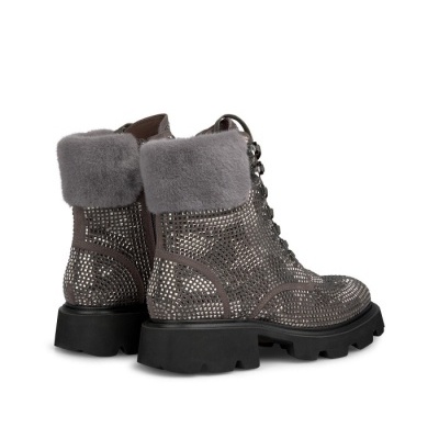 Botas cinza com padrão brilhante e acabamento felpudo na parte superior