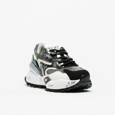 Ténis desportivos com padrão preto, cinzento e branco e detalhes verdes e roxos