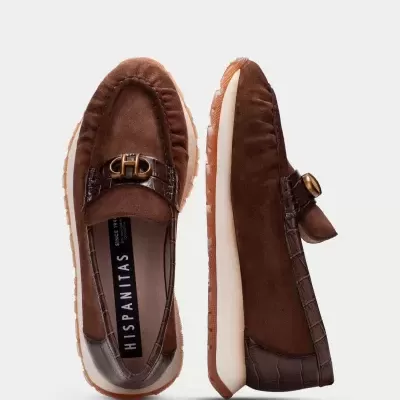 Sapatos mocassim castanhos com fivela dourada e sola branca e castanha