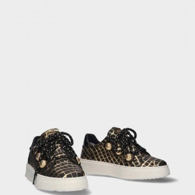 Ténis baixos pretos com padrão dourado e detalhes metálicos