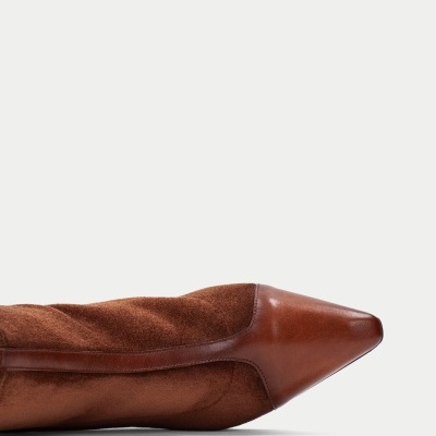 Bico de bota castanha em camurça e pele