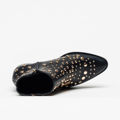 Bota preta de couro com tachas douradas e fecho lateral