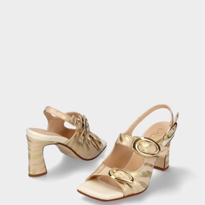 Sandálias douradas de salto alto com padrão de riscas e fivela oval