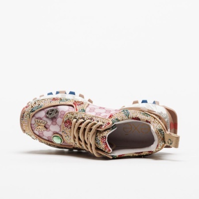 Ténis cor de rosa decorados com pedras e apliques metálicos com sola robusta