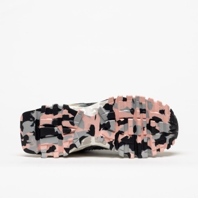 Sola de sapato com padrão camuflado em preto, cinza e rosa.