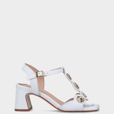 Sandália branca de salto médio com detalhes dourados