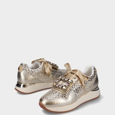 Sapatilhas douradas com detalhes brilhantes e atacadores de cetim