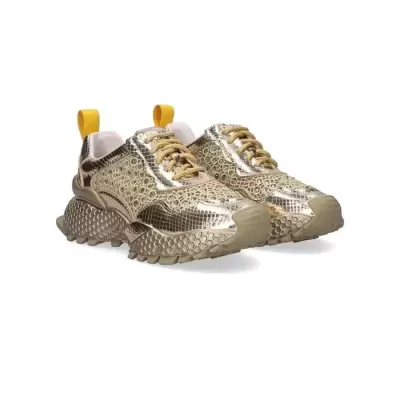 Ténis dourados com padrão metálico e sola texturizada