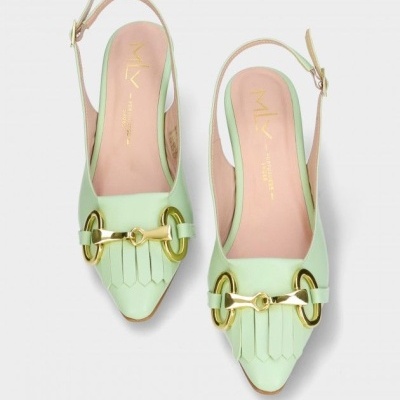 Roupa de senhora sapatos em pele verde menta com detalhes dourados