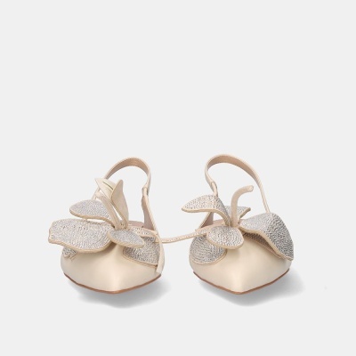 Sapatos femininos dourados com detalhes brilhantes e alças de calcanhar