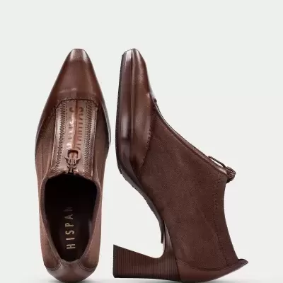 Sapatos de salto alto castanho com parte superior em couro e tecido