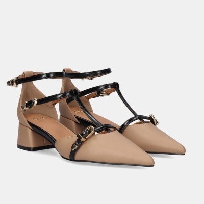 Sapatos de salto médio bege com tiras pretas e fivelas douradas