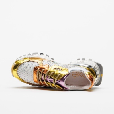 Tênis desportivo branco com detalhes metálicos dourados, cobre e lilás
