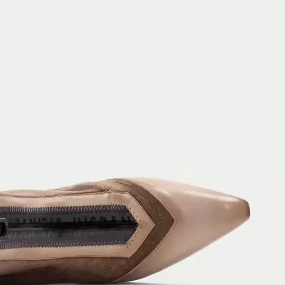 Sapatilha de senhora em bege e castanho com biqueira pontiaguda e painel translúcido