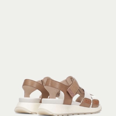 Sandálias castanhas e brancas com solado branco e tiras cruzadas em couro texturizado.