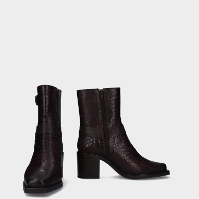 Botas castanho escuro em pele com textura de escamas e salto grosso