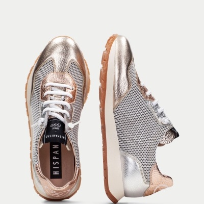 Sapatilhas metálicas douradas e prateadas com malha cinza e sola branca com base castanha.