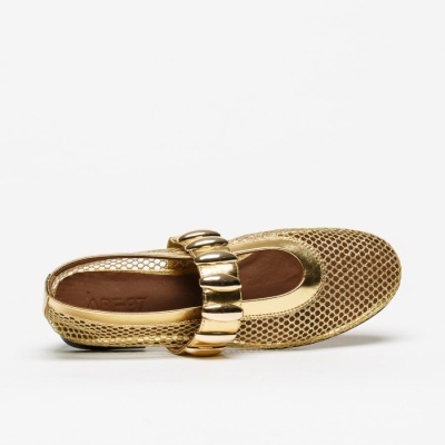 Sapato dourado com textura rendada e tira decorativa larga