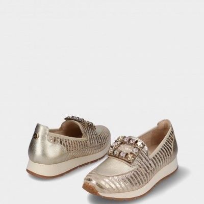 Sapatos femininos dourados com pedras decorativas e sola branca