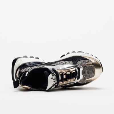 Ténis desportivo preto, branco e dourado com textura perfurada e sola branca