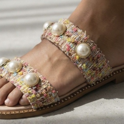 Sandália feminina com tiras de tecido multicolorido e botões tipo pérola
