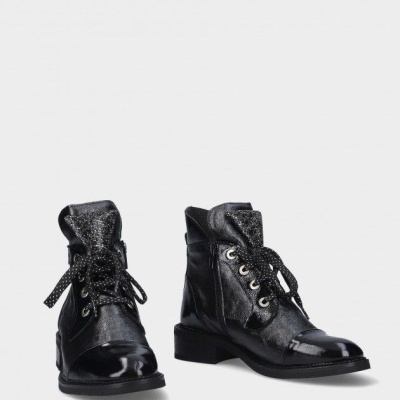 Botas pretas de couro com atacadores