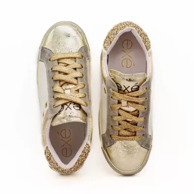 Tênis femininos dourados com glitter e atacadores dourados vistos de cima