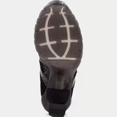 Sola de sapato preto com textura antiderrapante e salto baixo