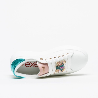 Tênis branco com detalhes azuis e bordado colorido