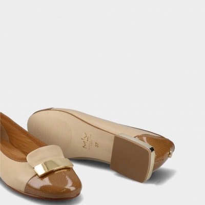 Sapatos de senhora creme e castanhos com sola bege e detalhe dourado