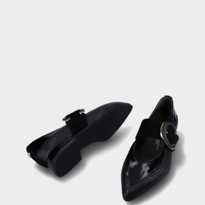 Sapatos pretos femininos com verniz e fivela dourada