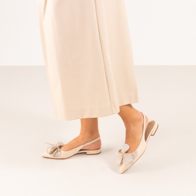 Sapatos slingback beges com laço prateado e salto baixo