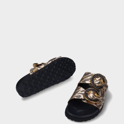 Sandálias com padrão animal print e fivelas douradas sobre fundo branco