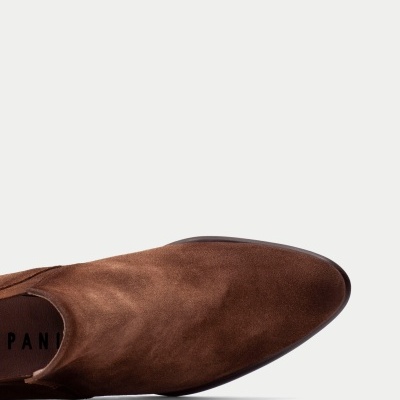 Botim castanho em camurça de bico fino visto de cima