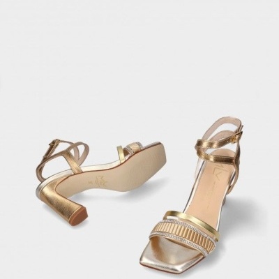 Sandálias douradas de salto médio com tiras e pedras decorativas