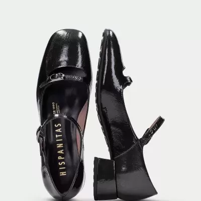 Sapatos pretos em verniz com salto médio e fivela