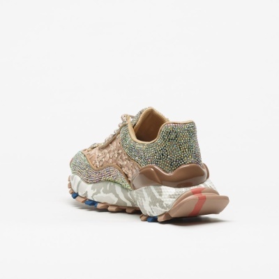 Sapatilha bege com detalhes brilhantes multicoloridos e sola camuflada