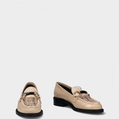 Sapatos tipo mocassim bege com sola preta e detalhe metálico