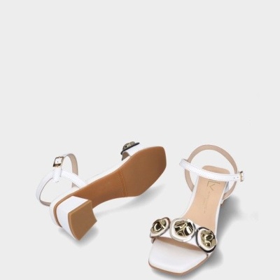 Sandálias brancas de salto médio com detalhes dourados