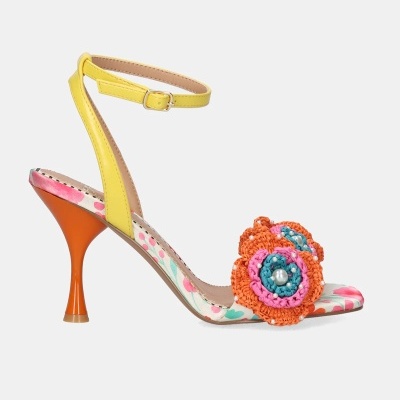 Sandália salto alto com detalhes em crochê e padrão floral